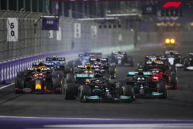 Start of the race 44 HAMILTON Lewis (gbr), Mercedes AMG F1 GP W12 E Performance, 77 BOTTAS Valtteri (fin), Mercedes AMG F1 GP W12 E Performance, 33 VERSTAPPEN Max (nld), Red Bull Racing Honda RB16B, action during the Formula 1 stc Saudi Arabian Grand Prix 2021, 21th round of the 2021 FIA Formula One World Championship, WM, Weltmeisterschaft from December 3 to 5, 2021 on the Jeddah Corniche Circuit, in Jeddah, Saudi Arabia - F1 - SAUDI ARABIAN GRAND PRIX 2021 - RACE DPPI Panoramic 00121044_FG0O3172.JPG