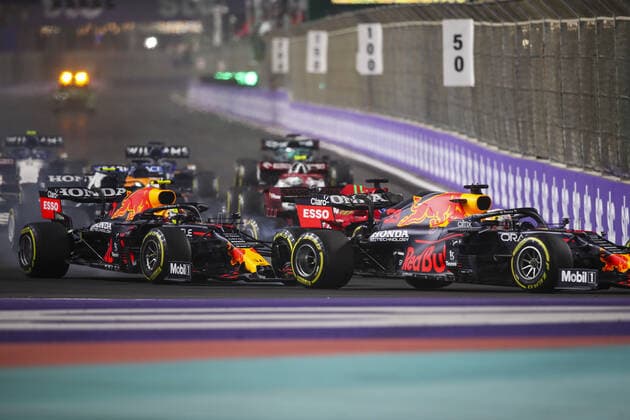 Start of the race, 33 VERSTAPPEN Max (nld), Red Bull Racing Honda RB16B, 11 PEREZ Sergio (mex), Red Bull Racing Honda RB16B, action during the Formula 1 stc Saudi Arabian Grand Prix 2021, 21th round of the 2021 FIA Formula One World Championship, WM, Weltmeisterschaft from December 3 to 5, 2021 on the Jeddah Corniche Circuit, in Jeddah, Saudi Arabia - F1 - SAUDI ARABIAN GRAND PRIX 2021 - RACE DPPI Panoramic 00121044_FG0O3177.JPG