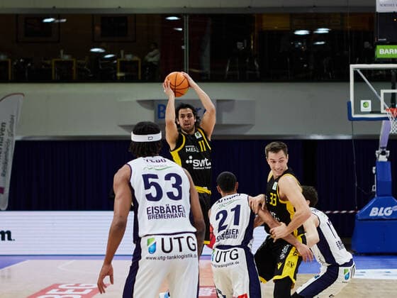 Ryan Richard Mikesell (Tigers Tuebingen 33) Captain, Erol Antonio Ersek (Tigers Tuebingen 11), Kevin Yebo (Eisbaeren Bremerhaven 53), Ethan Herrera Alvano (Eisbaeren Bremerhaven 21) Eisbaeren Bremerhaven vs. Tigers Tuebingen, 2. Barmer Basketball Bundesliga, Stadthalle Bremerhaven, Spielzeit 2021 2022, 12.Spieltag, 05.12.2021 Foto:EIBNER Stephanie Zerbe Eisbaeren Bremerhaven vs. Tigers Tuebingen, 2. Barmer Basketball Bundesliga, Spielzeit 2021 2022, 12.Spieltag, 05.12.2021 Bremerhaven Copyright: xStephaniexZerbe xEibner-Pressefox EP_SZE