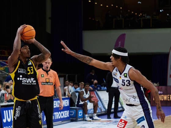 Korbwurf von Isaiah Deion Crawley (Tigers Tuebingen 53), Kevin Yebo (Eisbaeren Bremerhaven 53) Eisbaeren Bremerhaven vs. Tigers Tuebingen, 2. Barmer Basketball Bundesliga, Stadthalle Bremerhaven, Spielzeit 2021 2022, 12.Spieltag, 05.12.2021 Foto:EIBNER Stephanie Zerbe Eisbaeren Bremerhaven vs. Tigers Tuebingen, 2. Barmer Basketball Bundesliga, Spielzeit 2021 2022, 12.Spieltag, 05.12.2021 Bremerhaven Copyright: xStephaniexZerbe xEibner-Pressefox EP_SZE