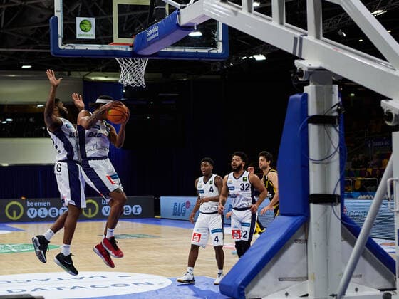 Treffer fuer die Tigers Tuebingen von Mateo Seric (Tigers Tuebingen 17), Carringtin Quilin Love (Eisbaeren Bremerhaven 32), Armani T Bori Moore (Eisbaeren Bremerhaven 04) Eisbaeren Bremerhaven vs. Tigers Tuebingen, 2. Barmer Basketball Bundesliga, Stadthalle Bremerhaven, Spielzeit 2021 2022, 12.Spieltag, 05.12.2021 Foto:EIBNER Stephanie Zerbe Eisbaeren Bremerhaven vs. Tigers Tuebingen, 2. Barmer Basketball Bundesliga, Spielzeit 2021 2022, 12.Spieltag, 05.12.2021 Bremerhaven Copyright: xStephaniexZerbe xEibner-Pressefox EP_SZE