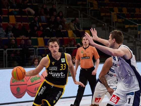 Ryan Richard Mikesell (Tigers Tuebingen 33) Captain, Robert Oehle (Eisbaeren Bremerhaven 31) Eisbaeren Bremerhaven vs. Tigers Tuebingen, 2. Barmer Basketball Bundesliga, Stadthalle Bremerhaven, Spielzeit 2021 2022, 12.Spieltag, 05.12.2021 Foto:EIBNER Stephanie Zerbe Eisbaeren Bremerhaven vs. Tigers Tuebingen, 2. Barmer Basketball Bundesliga, Spielzeit 2021 2022, 12.Spieltag, 05.12.2021 Bremerhaven Copyright: xStephaniexZerbe xEibner-Pressefox EP_SZE