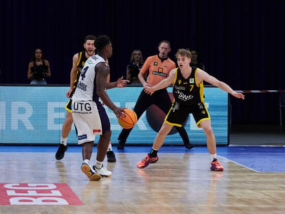 Verteidigung von Timo Lanmueller (Tigers Tuebingen 7), Armani T Bori Moore (Eisbaeren Bremerhaven 04) Eisbaeren Bremerhaven vs. Tigers Tuebingen, 2. Barmer Basketball Bundesliga, Stadthalle Bremerhaven, Spielzeit 2021 2022, 12.Spieltag, 05.12.2021 Foto:EIBNER Stephanie Zerbe Eisbaeren Bremerhaven vs. Tigers Tuebingen, 2. Barmer Basketball Bundesliga, Spielzeit 2021 2022, 12.Spieltag, 05.12.2021 Bremerhaven Copyright: xStephaniexZerbe xEibner-Pressefox EP_SZE