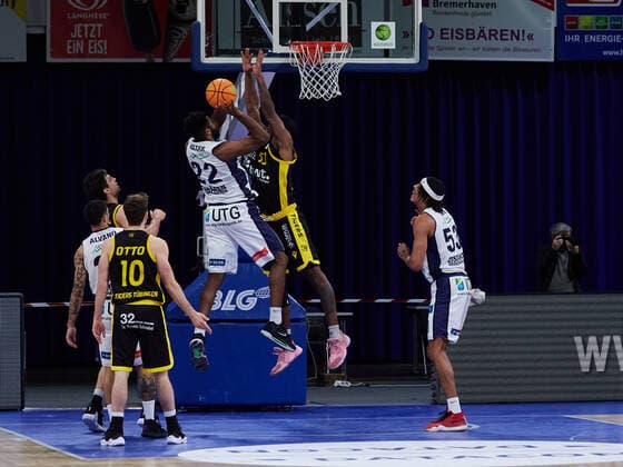 starke Verteidigung von Isaiah Deion Crawley (Tigers Tuebingen 53), Daniel Ray Laster (Eisbaeren Bremerhaven 22), Gianni Otto (Tigers Tuebingen 10) Captain Eisbaeren Bremerhaven vs. Tigers Tuebingen, 2. Barmer Basketball Bundesliga, Stadthalle Bremerhaven, Spielzeit 2021 2022, 12.Spieltag, 05.12.2021 Foto:EIBNER Stephanie Zerbe Eisbaeren Bremerhaven vs. Tigers Tuebingen, 2. Barmer Basketball Bundesliga, Spielzeit 2021 2022, 12.Spieltag, 05.12.2021 Bremerhaven Copyright: xStephaniexZerbe xEibner-Pressefox EP_SZE