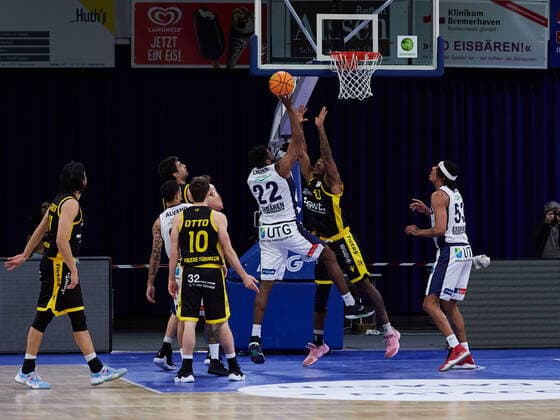 starke Verteidigung von Isaiah Deion Crawley (Tigers Tuebingen 53), Daniel Ray Laster (Eisbaeren Bremerhaven 22), Gianni Otto (Tigers Tuebingen 10) Captain Eisbaeren Bremerhaven vs. Tigers Tuebingen, 2. Barmer Basketball Bundesliga, Stadthalle Bremerhaven, Spielzeit 2021 2022, 12.Spieltag, 05.12.2021 Foto:EIBNER Stephanie Zerbe Eisbaeren Bremerhaven vs. Tigers Tuebingen, 2. Barmer Basketball Bundesliga, Spielzeit 2021 2022, 12.Spieltag, 05.12.2021 Bremerhaven Copyright: xStephaniexZerbe xEibner-Pressefox EP_SZE
