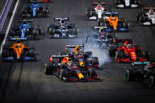 start of the race, depart, 33 VERSTAPPEN Max (nld), Red Bull Racing Honda RB16B, action during the Formula 1 stc Saudi Arabian Grand Prix 2021, 21th round of the 2021 FIA Formula One World Championship, WM, Weltmeisterschaft from December 3 to 5, 2021 on the Jeddah Corniche Circuit, in Jeddah, Saudi Arabia - F1 - SAUDI ARABIAN GRAND PRIX 2021 - RACE DPPI Panoramic 00121043__V2_6496