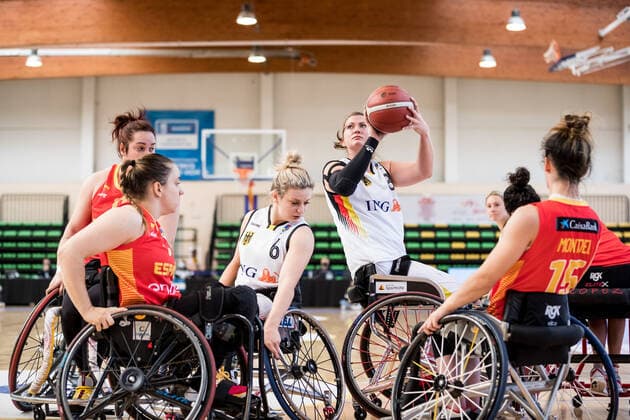Europameisterschaft Rollstuhlbasketball 06.12.2021 MADRID, SPANIEN 6. Dezember - Rollstuhlbasketball, Deutschland gegen Spanien Frauen, an Tag 3 der Europameisterschaft Rollstuhlbasketball am 06.12.2021 in Polid. Municipal Francisco Fernandez Ochoa in Madrid, Spanien. Virgina Perez (Spanien, 11), Catharina Weiss (Deutschland, 6), Katharina Lang (Deutschland, 8), Almudena Montiel (Spanien, 15) Copyright: xBEAUTIFULxSPORTS Wunderlx