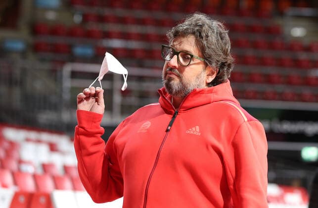 Andrea Trinchieri (Bayern Basketball, Chef-Trainer) spielt mit seiner Maske. GER, FC Bayern Basketball vs. Academics Heidelberg, Basketball, 1.Bundesliga, Saison 2021 2022, 06.12.2021, GER, FC Bayern Basketball vs. Academics Heidelberg, Basketball, 1.Bundesliga, Saison 2021 2022, 06.12.2021, Muenchen Copyright: xEIBNER MarcelxEngelbrechtx EP_EER