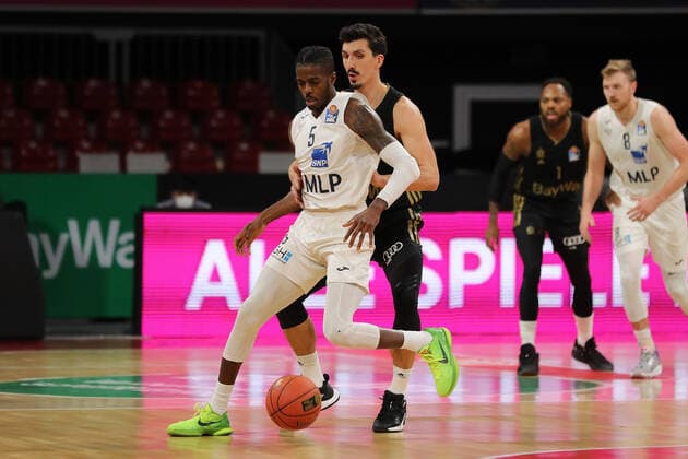 Zweikampf zwischen Shyron Ely (Academics Heidelberg, 5) und Nihad Dedovic (Bayern Basketball, 14) GER, FC Bayern Basketball vs. Academics Heidelberg, Basketball, 1.Bundesliga, Saison 2021 2022, 06.12.2021, GER, FC Bayern Basketball vs. Academics Heidelberg, Basketball, 1.Bundesliga, Saison 2021 2022, 06.12.2021, Muenchen Copyright: xEIBNER MarcelxEngelbrechtx EP_EER