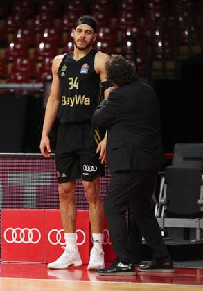 Andrea Trinchieri (Bayern Basketball, Chef-Trainer) im Gespraech mit Gavin Schilling (Bayern Basketball, 34) GER, FC Bayern Basketball vs. Academics Heidelberg, Basketball, 1.Bundesliga, Saison 2021 2022, 06.12.2021, GER, FC Bayern Basketball vs. Academics Heidelberg, Basketball, 1.Bundesliga, Saison 2021 2022, 06.12.2021, Muenchen Copyright: xEIBNER MarcelxEngelbrechtx EP_EER