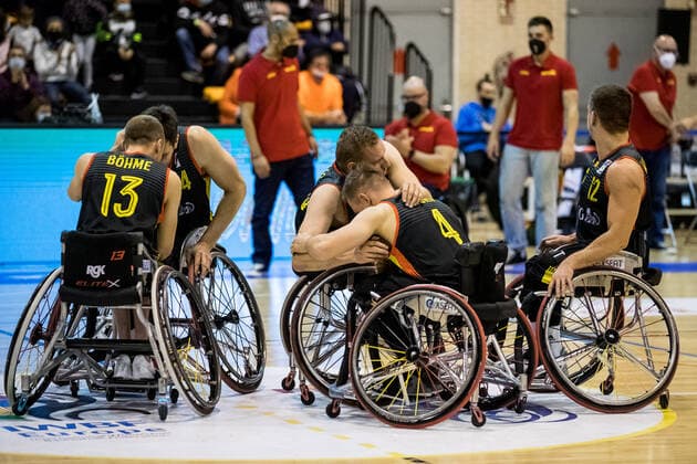 Europameisterschaft Rollstuhlbasketball 08.12.2021 MADRID, SPANIEN 8. Dezember - Rollstuhlbasketball, Spanien gegen Deutschland Herren, an Tag 5 der Europameisterschaft Rollstuhlbasketball am 08.12.2021 in Polid. Municipal Francisco Fernandez Ochoa in Madrid, Spanien. Jubel nach dem Sieg: Thomas Boehme (Deutschland, 13), Aliaksandr Halouski (Deutschland, 14), Jan Haller (Deutschland, 10), Philip Schorp (Deutschland, 4), Jens Albrecht (Deutschland, 12) Copyright: xBEAUTIFULxSPORTS Wunderlx