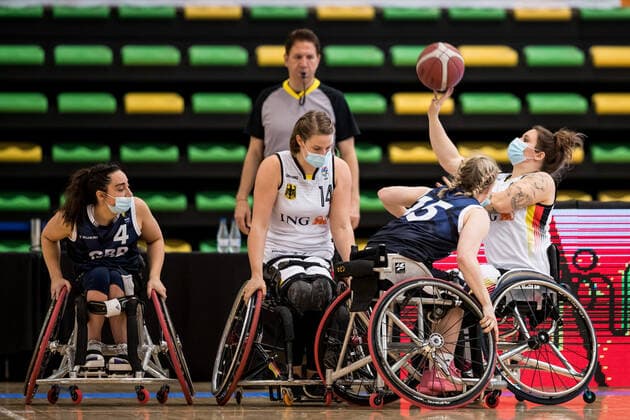 Europameisterschaft Rollstuhlbasketball 09.12.2021 MADRID, SPANIEN 9. Dezember - Rollstuhlbasketball, Deutschland gegen Grossbritannien Damen an Tag 6 der Europameisterschaft Rollstuhlbasketball am 09.12.2021 in Polid. Municipal Francisco Fernandez Ochoa in Madrid, Spanien. Charlotte Moore (Grossbritannien, 4), Lena Knippelmeyer (Deutschland, 14), Robyn Love (Grossbritannien, 15), Maya Lindholm (Deutschland, 11) Copyright: xBEAUTIFULxSPORTS Wunderlx