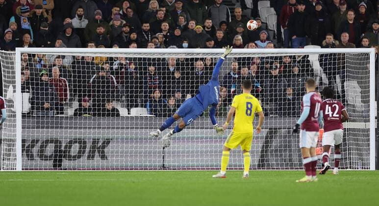Mandatory Credit: Photo by Simon Dael Shutterstock (12637595z) West Ham goalkeeper Alphonse Areola is beaten by the goal of Mislav Orsic of Dinamo Zagreb West Ham United v Dinamo Zagreb, UEFA Europa League, Group H, Football, London Stadium, London, UK - 09 Dec 2021 EDITORIAL USE ONLY No use with unauthorised audio, video, data, fixture lists, club league logos or live services. Online in-match use limited to 120 images, no video emulation. No use in betting, games or single club league player publications. West Ham United v Dinamo Zagreb, UEFA Europa League, Group H, Football, London Stadium, London, UK - 09 Dec 2021 EDITORIAL USE ONLY No use with unauthorised audio, video, data, fixture lists, club league logos or live services. Online in-match use limited to 120 images, no video emulation. No use in betting, games or single club league player publications. Copyright: xSimonxDael Shutterstockx 12637595z