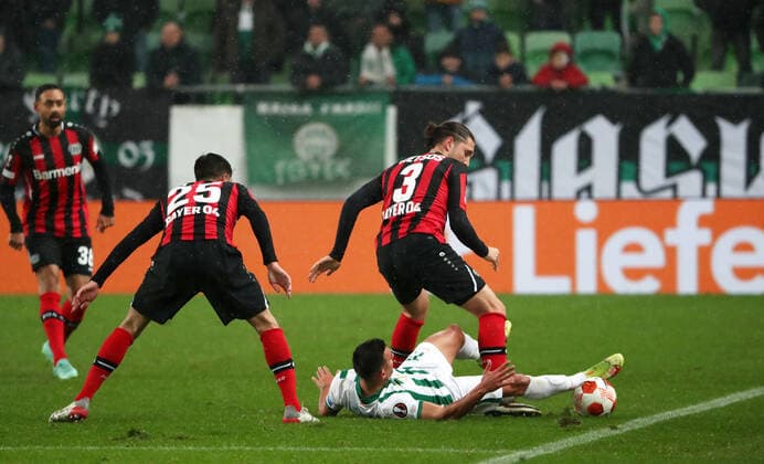 Fussball, Herren, Saison 2021 2022, UEFA Europa League (Gruppe G, 6. Spieltag), Ferencvaros Budapest - Bayer Leverkusen, v. l. Exequiel Palacios (Bayer Leverkusen), Myrto Uzuni (Ferencvaros), Panagiotis Retsos (Bayer Leverkusen), 09.12. 2021, Copyright: xSzilviaxMichellerx xMatthiasxKochx