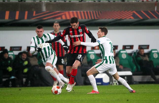 Fussball, Herren, Saison 2021 2022, UEFA Europa League (Gruppe G, 6. Spieltag), Ferencvaros Budapest - Bayer Leverkusen, v. l. Oleksandr Zubkov (Ferencvaros), Lucas Alario (Bayer Leverkusen), Kristoffer Zachariassen (Ferencvaros), 09.12. 2021, Copyright: xSzilviaxMichellerx xMatthiasxKocx