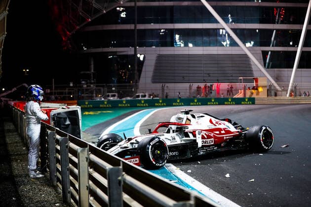 Sport Bilder des Tages RAIKKONEN Kimi (fin), Alfa Romeo Racing ORLEN C41, portrait crash, accident, during the Formula 1 Etihad Airways Abu Dhabi Grand Prix 2021, 22th round of the 2021 FIA Formula One World Championship, WM, Weltmeisterschaft from December 10 to 12, 2021 on the Yas Marina Circuit, in Yas Island, Abu Dhabi - F1 - ABU DHABI GRAND PRIX 2021 DPPI Panoramic 00121045__V2_0337