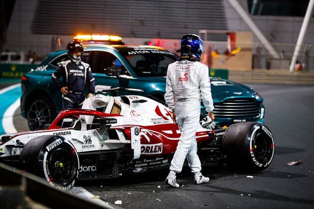 RAIKKONEN Kimi (fin), Alfa Romeo Racing ORLEN C41, portrait crash, accident, during the Formula 1 Etihad Airways Abu Dhabi Grand Prix 2021, 22th round of the 2021 FIA Formula One World Championship, WM, Weltmeisterschaft from December 10 to 12, 2021 on the Yas Marina Circuit, in Yas Island, Abu Dhabi - F1 - ABU DHABI GRAND PRIX 2021 DPPI Panoramic 00121045__V2_0383