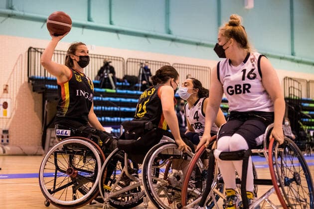 Europameisterschaft Rollstuhlbasketball 10.12.2021 MADRID, SPANIEN 10. Dezember - Rollstuhlbasketball, Halbfinale Grossbritannien gegen Deutschland Damen an Tag 7 der Europameisterschaft Rollstuhlbasketball am 10.12.2021 in Polid. Municipal Francisco Fernandez Ochoa in Madrid, Spanien. Lena Knippelmeyer (Deutschland, 14), Valeska Finger (Deutschland, 15), Charlotte Moore (Grossbritannien, 4), Jade Atkin (Grossbritannien, 16) Copyright: xBEAUTIFULxSPORTS Wunderlx