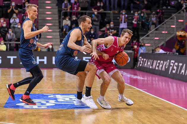 easyCredit BBL, Telekom Baskets Bonn vs. MLP Academics Heidelberg, 10.12.2021 Skyler Bowlin (Telekom Baskets Bonn, 12), Albert Kuppe (MLP Academics Heidelberg, 47), Niklas Würzner (MLP Academics Heidelberg, 2), easyCredit BBL, Telekom Baskets Bonn vs. MLP Academics Heidelberg am 10.12.2021 im Telekom Dome Bonn, Bonn (Nordrhein-Westfalen) Copyright: xBEAUTIFULxSPORTS Mueller-Laschetx