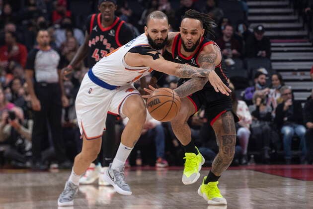 Sport Bilder des Tages December 10, 2021, Toronto, ON, CAN: Toronto Raptors Gary Trent Jr., right, and New York Knicks Evan Fournier chase after a loose ball during first half NBA, Basketball Herren, USA basketball action in Toronto on Friday, December 10, 2021. Gary Trent Jr.; Evan Fournier - ZUMAc35_ 20211210_zaf_c35_173 Copyright: xChrisxYoungx