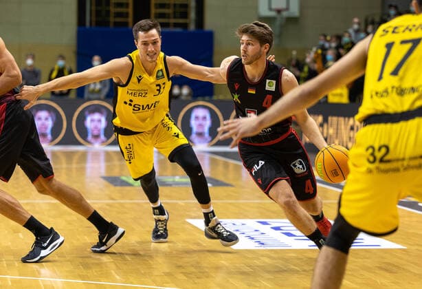 Thorben Doeding (Artland Dragons, 4), Ryan Mikesell (Tigers Tuebingen, 33)¨¨Tigers Tübingen vs. Artland Dragons, 2. Basketball, Bundesliga, Pro A, Barmer 2 Basketball, Spieltag 13, Spielzeit 2021 2022, 11.12.2021, ¨¨ Tigers Tübingen - Artland Dragons, Basketball, 2. Bundesliga, Barmer 2 Basketball, Spieltag 13, Spielzeit 2021 2022, 11.12.2021 Rottenburg Copyright: xDennisxDuddek xEibnerxPressefotox EP_DDK