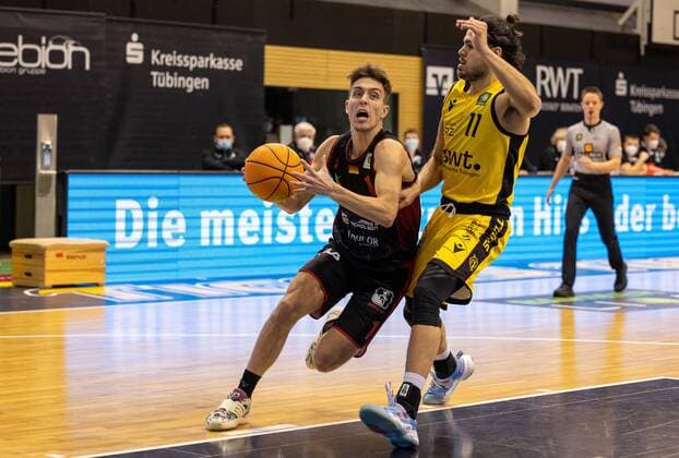 Zachary Ensminger (Artland Dragons, 1), Erol Ersek (Tigers Tuebingen, 11)¨¨Tigers Tübingen vs. Artland Dragons, 2. Basketball, Bundesliga, Pro A, Barmer 2 Basketball, Spieltag 13, Spielzeit 2021 2022, 11.12.2021, ¨¨ Tigers Tübingen - Artland Dragons, Basketball, 2. Bundesliga, Barmer 2 Basketball, Spieltag 13, Spielzeit 2021 2022, 11.12.2021 Rottenburg Copyright: xDennisxDuddek xEibnerxPressefotox EP_DDK