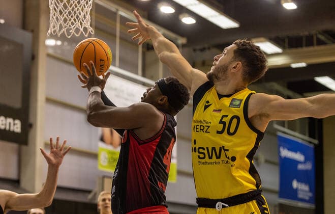 Demetrius Ward (Artland Dragons, 45) ¨¨Tigers Tübingen vs. Artland Dragons, 2. Basketball, Bundesliga, Pro A, Barmer 2 Basketball, Spieltag 13, Spielzeit 2021 2022, 11.12.2021, ¨¨ Tigers Tübingen - Artland Dragons, Basketball, 2. Bundesliga, Barmer 2 Basketball, Spieltag 13, Spielzeit 2021 2022, 11.12.2021 Rottenburg Copyright: xDennisxDuddek xEibnerxPressefotox EP_DDK