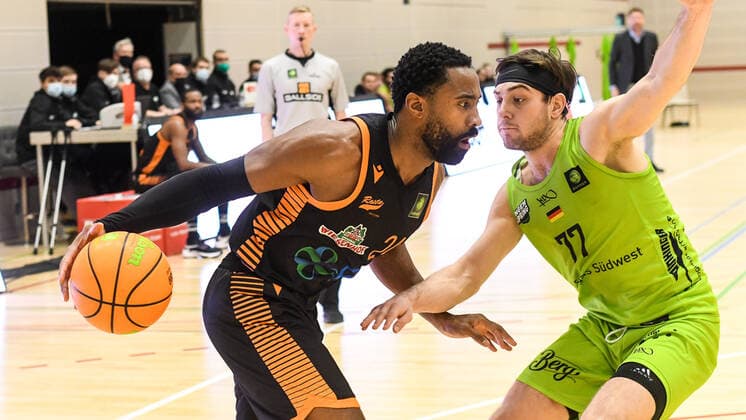 GER, ProA, Team Ehingen Urspring vs RASTA Vechta 11.12.2021, JVG-Halle, Ehingen, GER, ProA, Team Ehingen Urspring vs RASTA Vechta, im Bild Preston Purifoy (Vechta, 24), Jakob Hanzalek (Ehingen, 77)