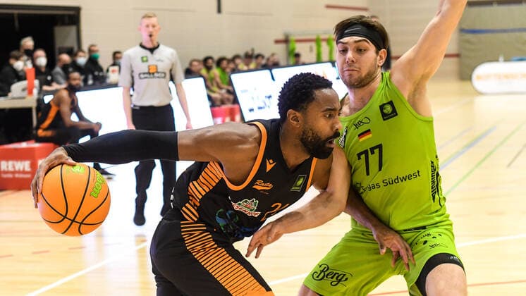 GER, ProA, Team Ehingen Urspring vs RASTA Vechta 11.12.2021, JVG-Halle, Ehingen, GER, ProA, Team Ehingen Urspring vs RASTA Vechta, im Bild Preston Purifoy (Vechta, 24), Jakob Hanzalek (Ehingen, 77)