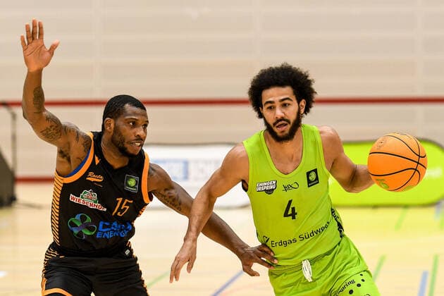 GER, ProA, Team Ehingen Urspring vs RASTA Vechta 11.12.2021, JVG-Halle, Ehingen, GER, ProA, Team Ehingen Urspring vs RASTA Vechta, im Bild James Washington (Vechta, 15), Tyler Cheese (Ehingen, 4)