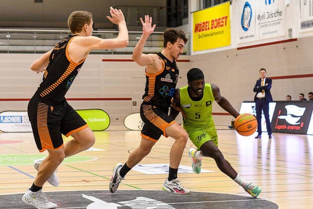 Sport Bilder des Tages GER, ProA, Team Ehingen Urspring vs RASTA Vechta 11.12.2021, JVG-Halle, Ehingen, GER, ProA, Team Ehingen Urspring vs RASTA Vechta, im Bild Robin Lodders (Vechta, 11) und Kristofer Krause (Vechta, 36) verteidigen gegen Munis Tutu (Ehingen, 5)