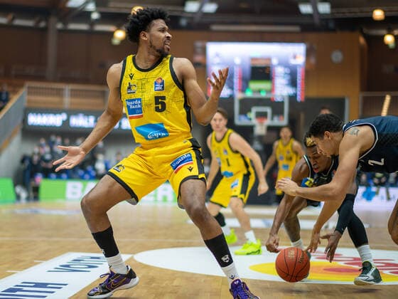 Justin Simon (MHP Riesen Ludwigsburg, 05), GER, Hakro Merlins Crailsheim vs. MHP Riesen Ludwigsburg, Basketball, Bundesliga, easycredit, 10. Spieltag, Spielzeit 2021 2022, 11.12.2021, GER, Hakro Merlins Crailsheim vs. MHP Riesen Ludwigsburg, Basketball, Bundesliga, easycredit, 10. Spieltag, Spielzeit 2021 2022, 11.12.2021 Ludwigsburg Copyright: xEibner-Pressefoto SaschaxWaltherx EP_EER