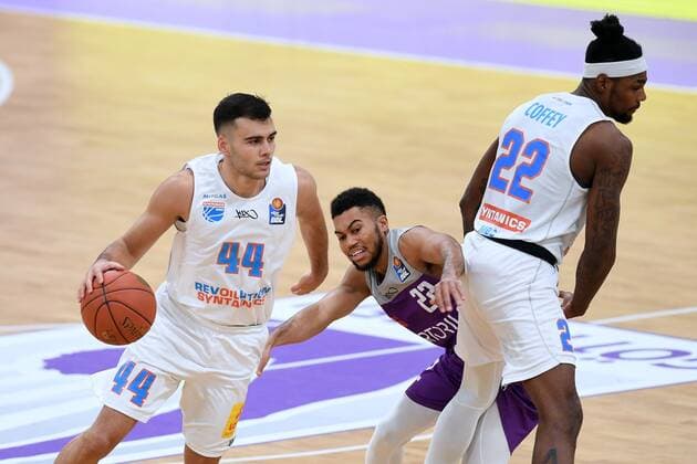Nikola Rebic (Mitteldeutscher BC) (am Ball), Stephen Brown Jr. (BG Goettingen), Chris Coffey (Mitteldeutscher BC) (R) , Basketball, Bundesliga, BBL, BG Goettingen - Syntainics MBC, 11.12.2021, BG Goettingen - Mitteldeutscher BC, Basketball, Bundesliga, GER, BBL, 11.12.2021 Goettingen Copyright: xEibner-Pressefotox-xRolandxSippelx