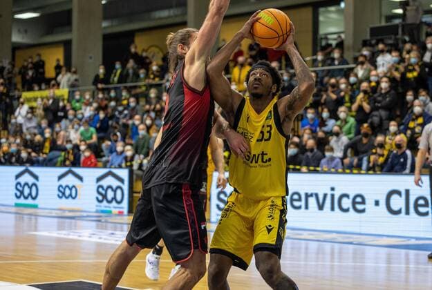 Isaiah Crawley (Tigers Tuebingen, 53) ¨¨Tigers Tübingen vs. Artland Dragons, 2. Basketball, Bundesliga, Pro A, Barmer 2 Basketball, Spieltag 13, Spielzeit 2021 2022, 11.12.2021, ¨¨ Tigers Tübingen - Artland Dragons, Basketball, 2. Bundesliga, Barmer 2 Basketball, Spieltag 13, Spielzeit 2021 2022, 11.12.2021 Rottenburg Copyright: xDennisxDuddek xEibnerxPressefotox EP_DDK