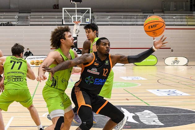 GER, ProA, Team Ehingen Urspring vs RASTA Vechta 11.12.2021, JVG-Halle, Ehingen, GER, ProA, Team Ehingen Urspring vs RASTA Vechta, im Bild Tajuan Agee (Vechta, 12) holt sich den Ball gegen Zach Walton (Ehingen, 6)