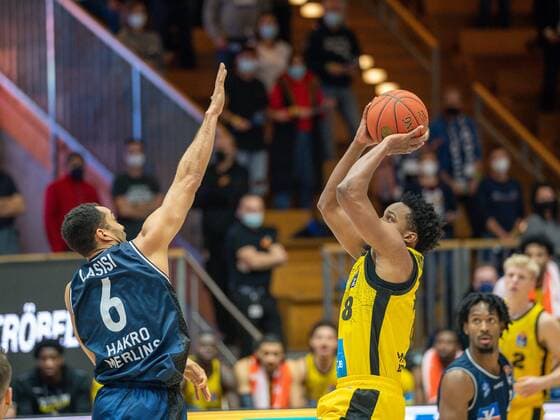 Elias Lasisi (Harko Merlins Crailsheim, 06), James Woodard (MHP Riesen Ludwigsburg, 08), GER, Hakro Merlins Crailsheim vs. MHP Riesen Ludwigsburg, Basketball, Bundesliga, easycredit, 10. Spieltag, Spielzeit 2021 2022, 11.12.2021, GER, Hakro Merlins Crailsheim vs. MHP Riesen Ludwigsburg, Basketball, Bundesliga, easycredit, 10. Spieltag, Spielzeit 2021 2022, 11.12.2021 Ludwigsburg Copyright: xEibner-Pressefoto SaschaxWaltherx EP_EER