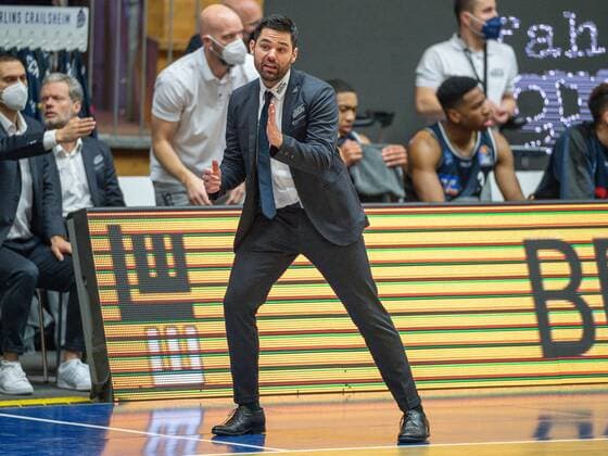 Sebastin Gleim (Harko Merlins Crailsheim, Headcoach), GER, Hakro Merlins Crailsheim vs. MHP Riesen Ludwigsburg, Basketball, Bundesliga, easycredit, 10. Spieltag, Spielzeit 2021 2022, 11.12.2021, GER, Hakro Merlins Crailsheim vs. MHP Riesen Ludwigsburg, Basketball, Bundesliga, easycredit, 10. Spieltag, Spielzeit 2021 2022, 11.12.2021 Ludwigsburg Copyright: xEibner-Pressefoto SaschaxWaltherx EP_EER