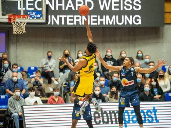 Justin Simon (MHP Riesen Ludwigsburg, 05), GER, Hakro Merlins Crailsheim vs. MHP Riesen Ludwigsburg, Basketball, Bundesliga, easycredit, 10. Spieltag, Spielzeit 2021 2022, 11.12.2021, GER, Hakro Merlins Crailsheim vs. MHP Riesen Ludwigsburg, Basketball, Bundesliga, easycredit, 10. Spieltag, Spielzeit 2021 2022, 11.12.2021 Ludwigsburg Copyright: xEibner-Pressefoto SaschaxWaltherx EP_EER