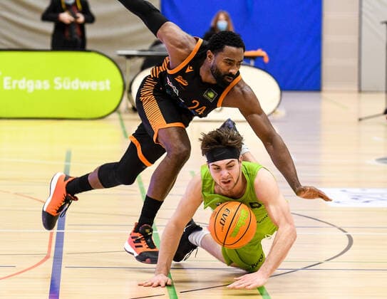 GER, ProA, Team Ehingen Urspring vs RASTA Vechta 11.12.2021, JVG-Halle, Ehingen, GER, ProA, Team Ehingen Urspring vs RASTA Vechta, im Bild Jakob Hanzalek (Ehingen, 77) verliert den Ball gegen Preston Purifoy (Vechta, 24)