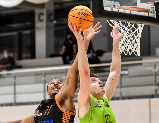 GER, ProA, Team Ehingen Urspring vs RASTA Vechta 11.12.2021, JVG-Halle, Ehingen, GER, ProA, Team Ehingen Urspring vs RASTA Vechta, im Bild Tyron Nash (Vechta, 77) versucht Kevin Strangmeyer (Ehingen, 22) am Korb zu hindern