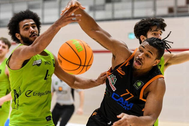 Sport Bilder des Tages GER, ProA, Team Ehingen Urspring vs RASTA Vechta 11.12.2021, JVG-Halle, Ehingen, GER, ProA, Team Ehingen Urspring vs RASTA Vechta, im Bild Tyler Cheese (Ehingen, 4), Tyron Nash (Vechta, 77)