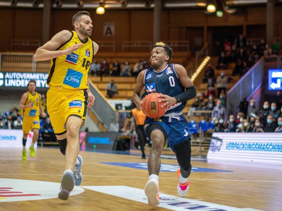 Jonas Wahlfarth-Bottermann (MHP Riesen Ludwigsburg, 18), J.T. Shorts (Harko Merlins Crailsheim, 00), GER, Hakro Merlins Crailsheim vs. MHP Riesen Ludwigsburg, Basketball, Bundesliga, easycredit, 10. Spieltag, Spielzeit 2021 2022, 11.12.2021, GER, Hakro Merlins Crailsheim vs. MHP Riesen Ludwigsburg, Basketball, Bundesliga, easycredit, 10. Spieltag, Spielzeit 2021 2022, 11.12.2021 Ludwigsburg Copyright: xEibner-Pressefoto SaschaxWaltherx EP_EER