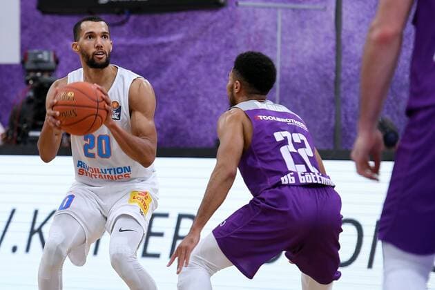 Jamel Morris (Mitteldeutscher BC) (am Ball), Stephen Brown Jr. (BG Goettingen) (R) , Basketball, Bundesliga, BBL, BG Goettingen - Syntainics MBC, 11.12.2021, BG Goettingen - Mitteldeutscher BC, Basketball, Bundesliga, GER, BBL, 11.12.2021 Goettingen Copyright: xEibner-Pressefotox-xRolandxSippelx