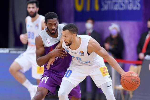 Jamel Morris (Mitteldeutscher BC) (am Ball), Kamar Baldwin (BG Goettingen) (L) , Basketball, Bundesliga, BBL, BG Goettingen - Syntainics MBC, 11.12.2021, BG Goettingen - Mitteldeutscher BC, Basketball, Bundesliga, GER, BBL, 11.12.2021 Goettingen Copyright: xEibner-Pressefotox-xRolandxSippelx