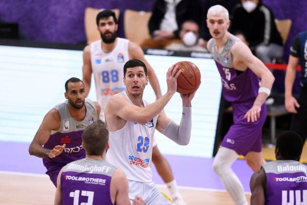 Goran Huskic (Mitteldeutscher BC) (am Ball), Philipp Hartwich (BG Goettingen) (hinten), Mathis Moenninghoff (BG Goettingen) (vorne) , Basketball, Bundesliga, BBL, BG Goettingen - Syntainics MBC, 11.12.2021, BG Goettingen - Mitteldeutscher BC, Basketball, Bundesliga, GER, BBL, 11.12.2021 Goettingen Copyright: xEibner-Pressefotox-xRolandxSippelx
