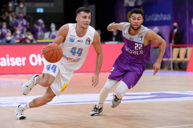 Nikola Rebic (Mitteldeutscher BC) (am Ball), Stephen Brown Jr. (BG Goettingen) (R) , Basketball, Bundesliga, BBL, BG Goettingen - Syntainics MBC, 11.12.2021, BG Goettingen - Mitteldeutscher BC, Basketball, Bundesliga, GER, BBL, 11.12.2021 Goettingen Copyright: xEibner-Pressefotox-xRolandxSippelx