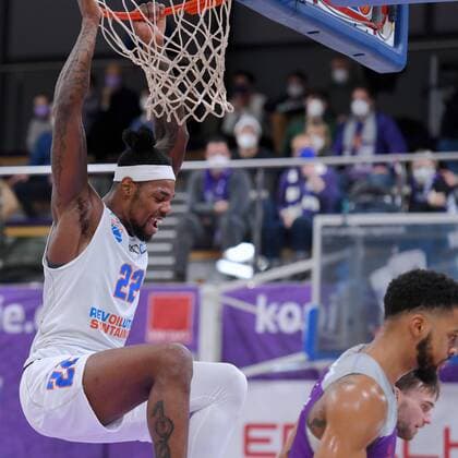 Dunking von Chris Coffey (Mitteldeutscher BC) , Basketball, Bundesliga, BBL, BG Goettingen - Syntainics MBC, 11.12.2021, BG Goettingen - Mitteldeutscher BC, Basketball, Bundesliga, GER, BBL, 11.12.2021 Goettingen Copyright: xEibner-Pressefotox-xRolandxSippelx