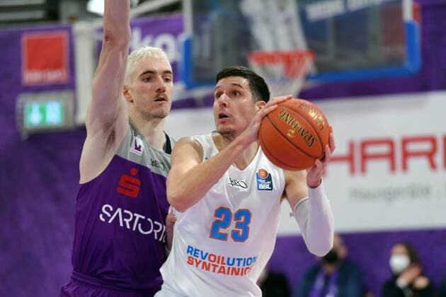 Goran Huskic (Mitteldeutscher BC) (am Ball), Philipp Hartwich (BG Goettingen) (L) , Basketball, Bundesliga, BBL, BG Goettingen - Syntainics MBC, 11.12.2021, BG Goettingen - Mitteldeutscher BC, Basketball, Bundesliga, GER, BBL, 11.12.2021 Goettingen Copyright: xEibner-Pressefotox-xRolandxSippelx
