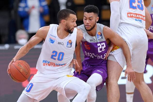 Jamel Morris (Mitteldeutscher BC) (am Ball), Stephen Brown Jr. (BG Goettingen) (R) , Basketball, Bundesliga, BBL, BG Goettingen - Syntainics MBC, 11.12.2021, BG Goettingen - Mitteldeutscher BC, Basketball, Bundesliga, GER, BBL, 11.12.2021 Goettingen Copyright: xEibner-Pressefotox-xRolandxSippelx