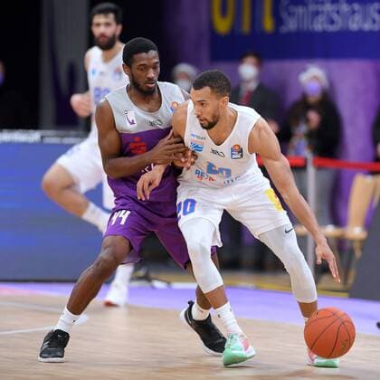 Jamel Morris (Mitteldeutscher BC) (am Ball), Kamar Baldwin (BG Goettingen) (L) , Basketball, Bundesliga, BBL, BG Goettingen - Syntainics MBC, 11.12.2021, BG Goettingen - Mitteldeutscher BC, Basketball, Bundesliga, GER, BBL, 11.12.2021 Goettingen Copyright: xEibner-Pressefotox-xRolandxSippelx